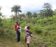 Jennet sammen med cassavabonden og hans familie
