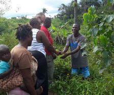 Jennet og Flemming hilser på en cassavabonde og hans familie