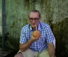Flemming drikker kokosmælk
